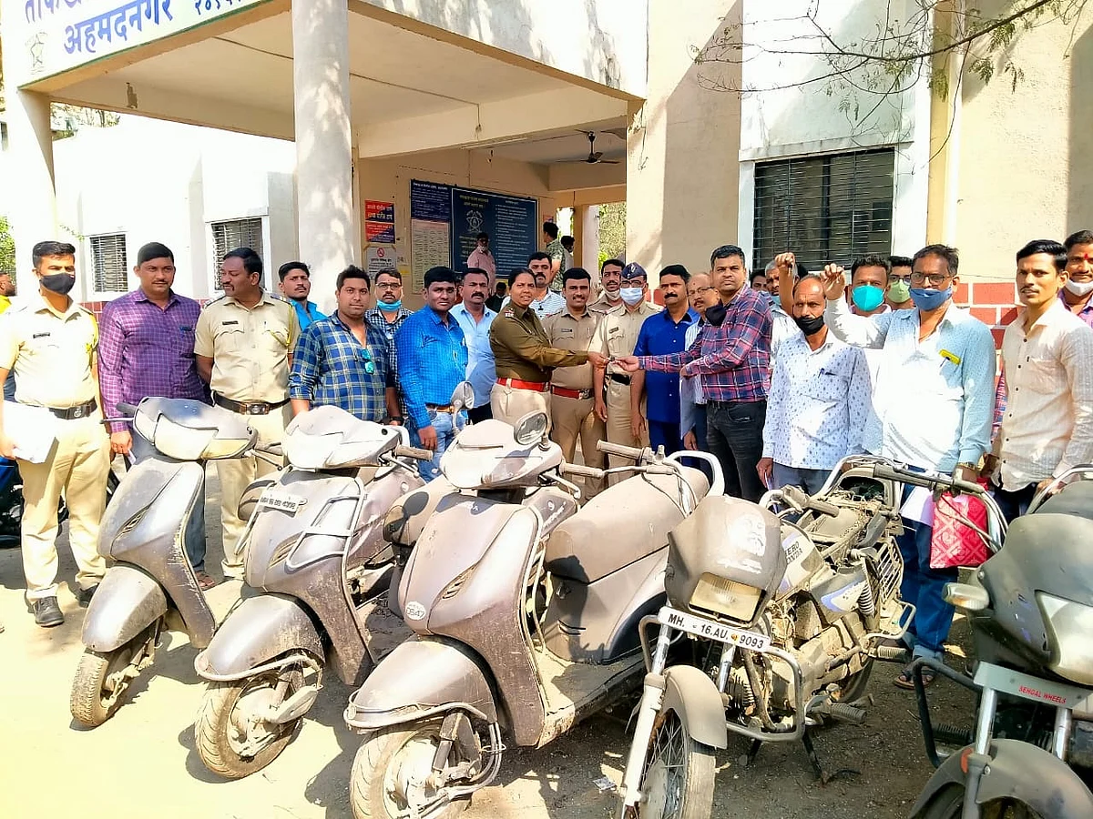 बेवारस दुचाकी मूळ मालकांच्या स्वाधीन