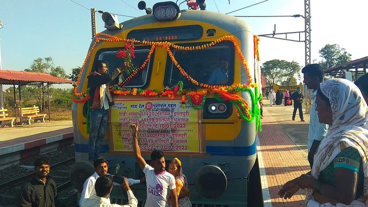भुसावळ-इगतपूरी मेमू रेल्वेचे स्वागत