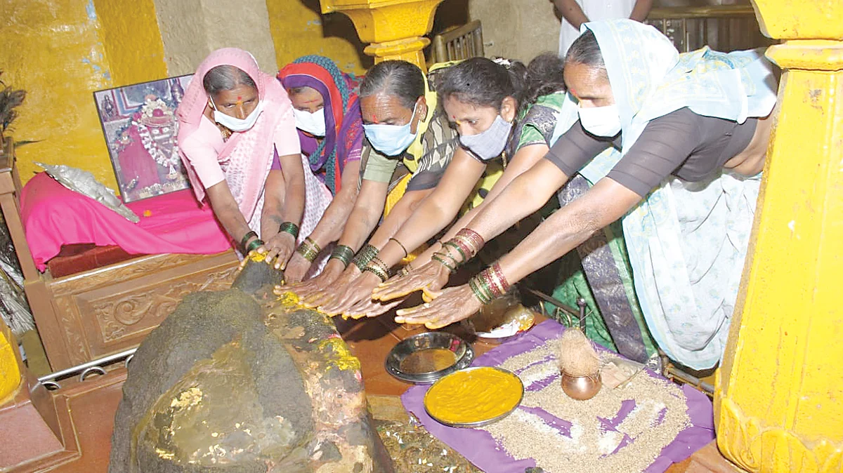 कोरठण खंडोबाला लागली हळद