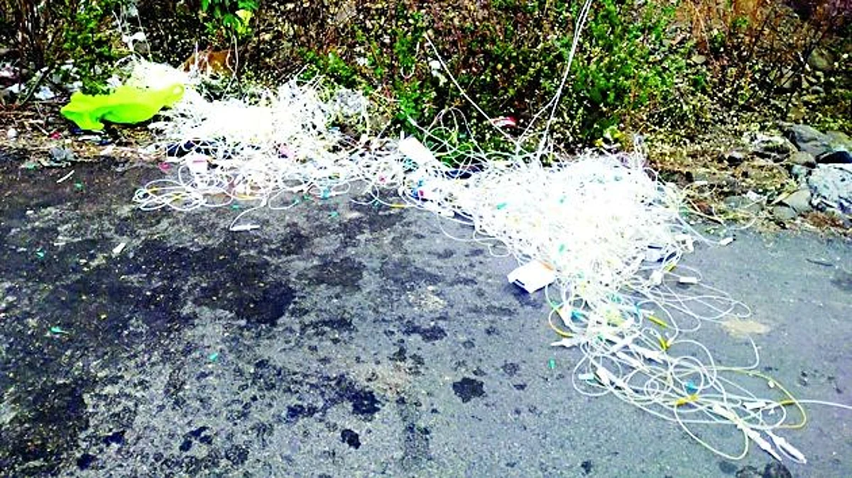 जैव चिकित्सा कचरा रस्त्यावर