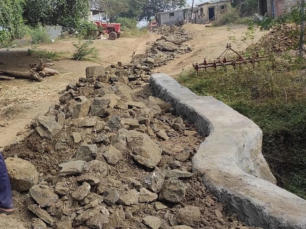 Video स्मशानभूमी व रस्त्यांची कामे निकृष्ट दर्जाचे