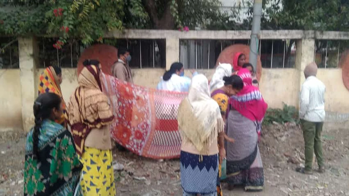 धक्कादायक : रस्त्यातच झाली महिलेची प्रसुती