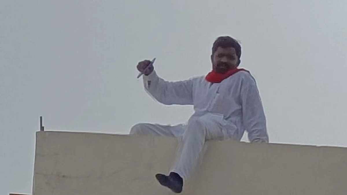 शेवगाव नगरपरिषद कार्यालयावरून उडी मारण्याचा कॉ. नांगरेंचा प्रयत्न