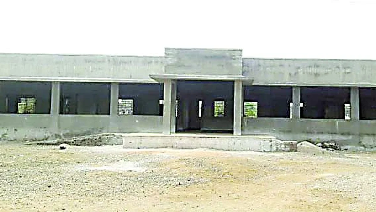 निधी वर्ग होत नसल्याने शाळेचे काम ठप्प