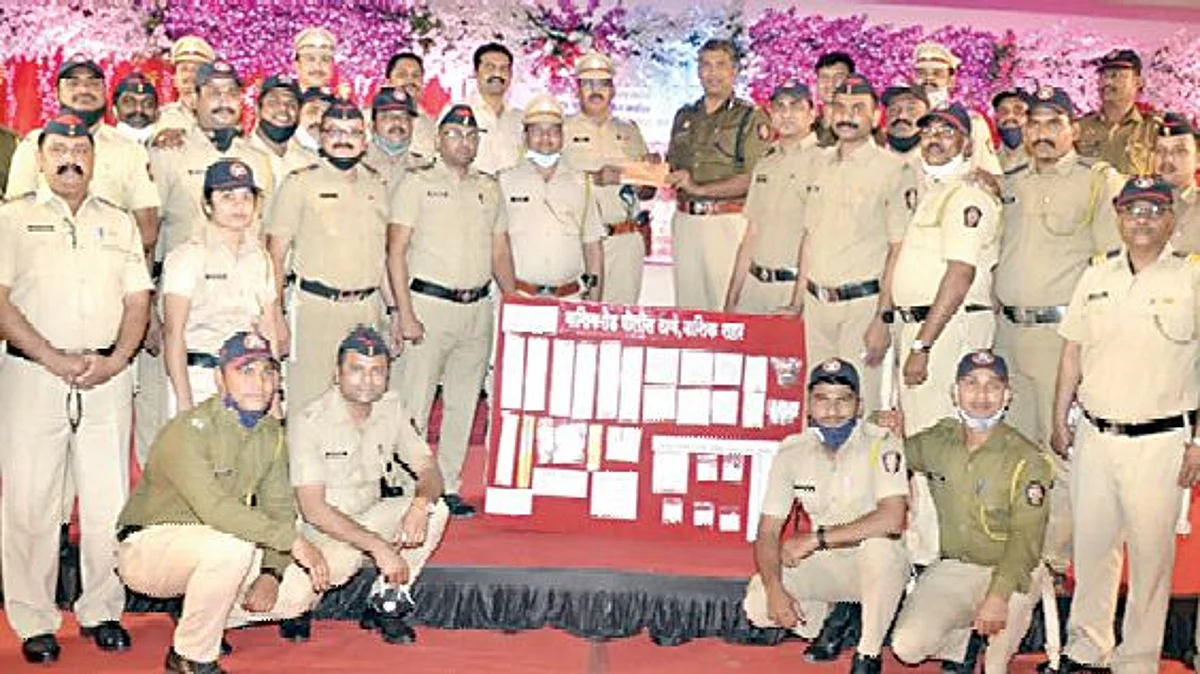 आयुक्तांच्या हस्ते पोलिसांचा सत्कार