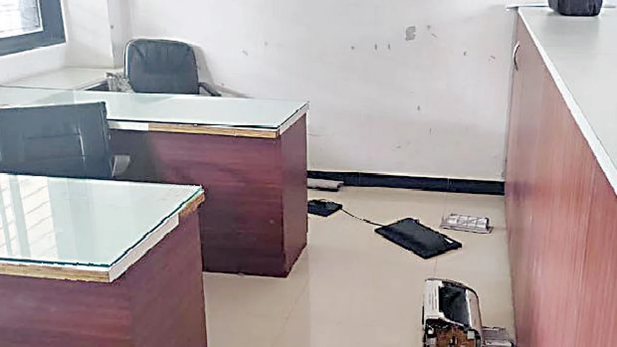 पंचायत समितीत साहित्याची तोडफोड