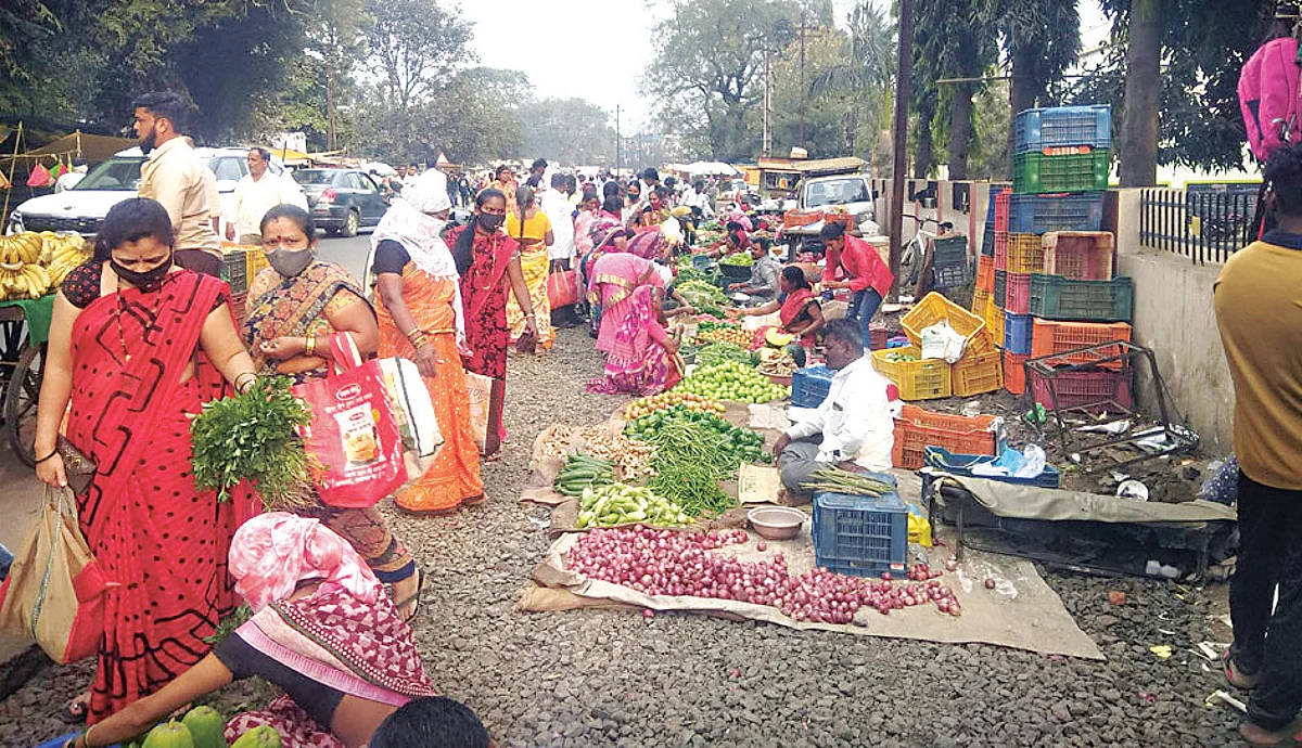 आठवडे बाजारात महागाईचा कळस
