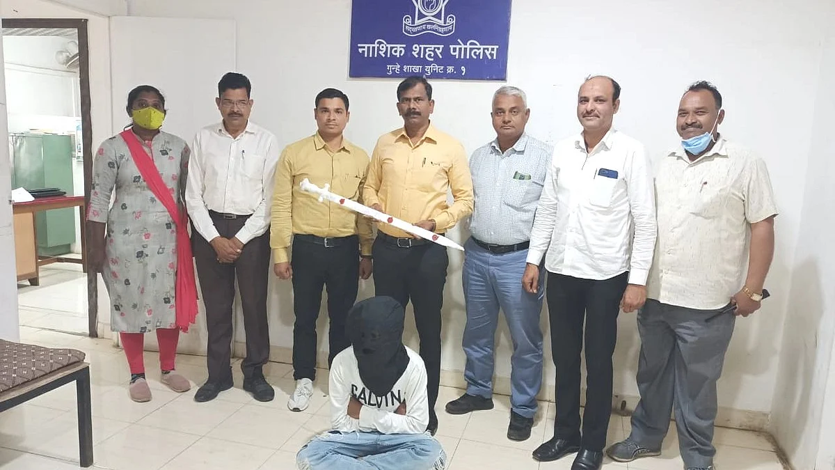 तलवारीने केक कापणे पडले महागात