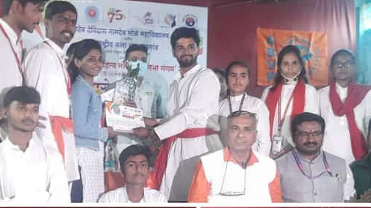 गरुड महाविद्यालयाच्या विद्यार्थ्यांचे जिल्हास्तरीय 'प्रतिभा संगम' मध्ये यश
