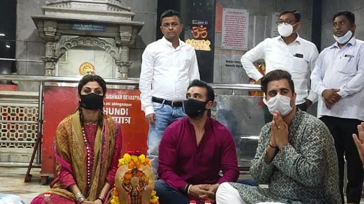 सिनेअभिनेत्री शिल्पा शेट्टीने कुटुंबियांसह घेतले शनी दर्शन