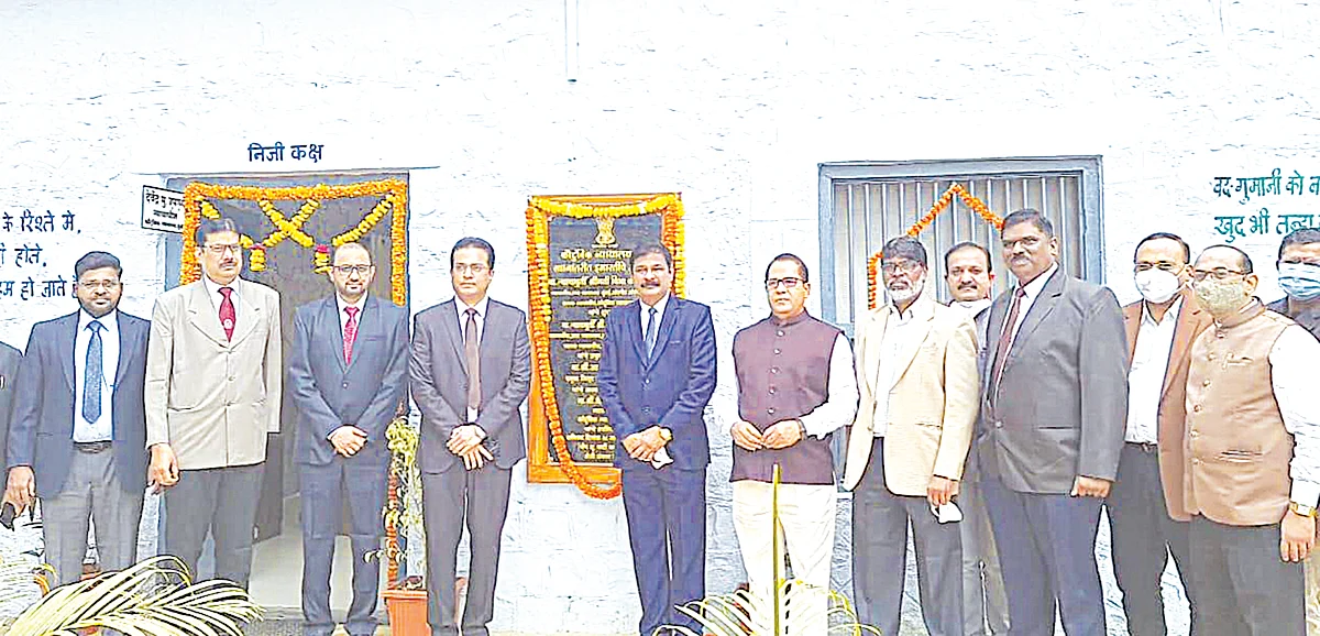 घर आणि मन जोडण्याचे काम करावे