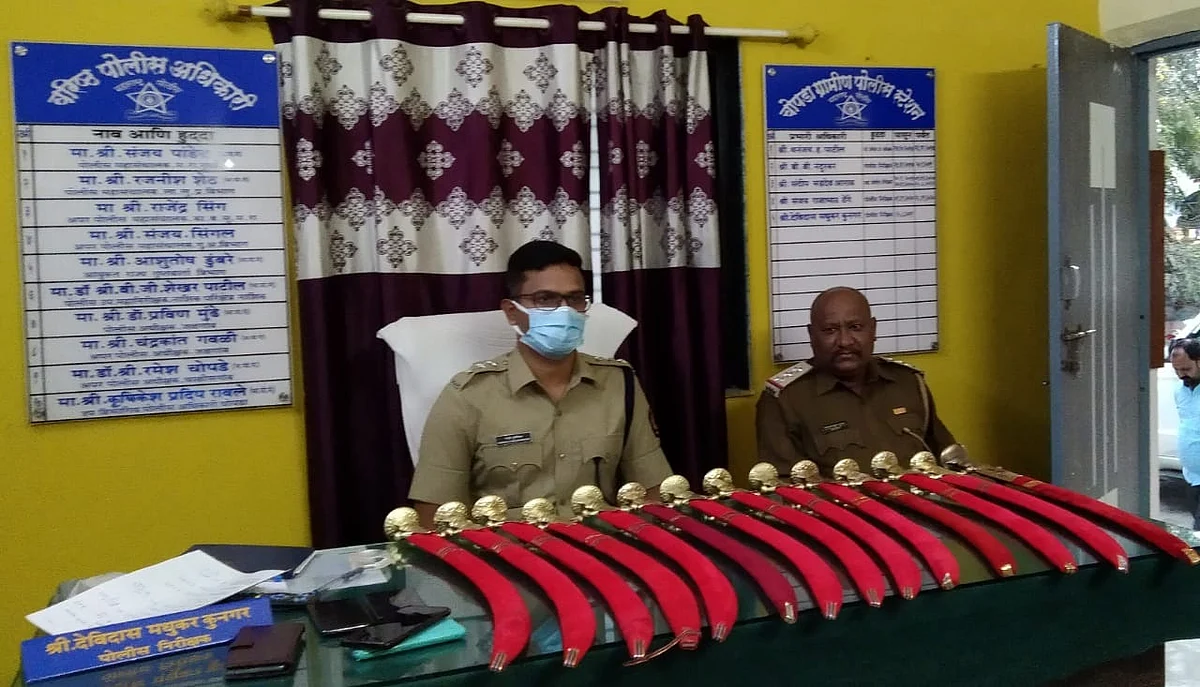 राजस्थानातील पुष्कर येथून भडगावकडे जाणाऱ्या वाहनातून १४ तलवारींसह चार जण जेरबंद