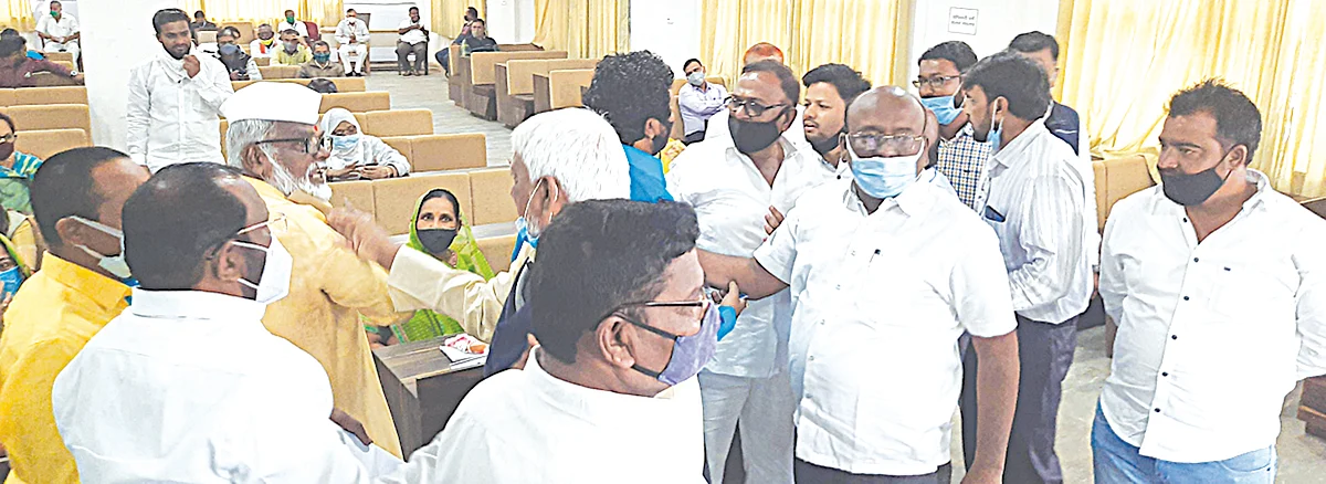 महासभेत लसीकरणावरुन सदस्य भिडले