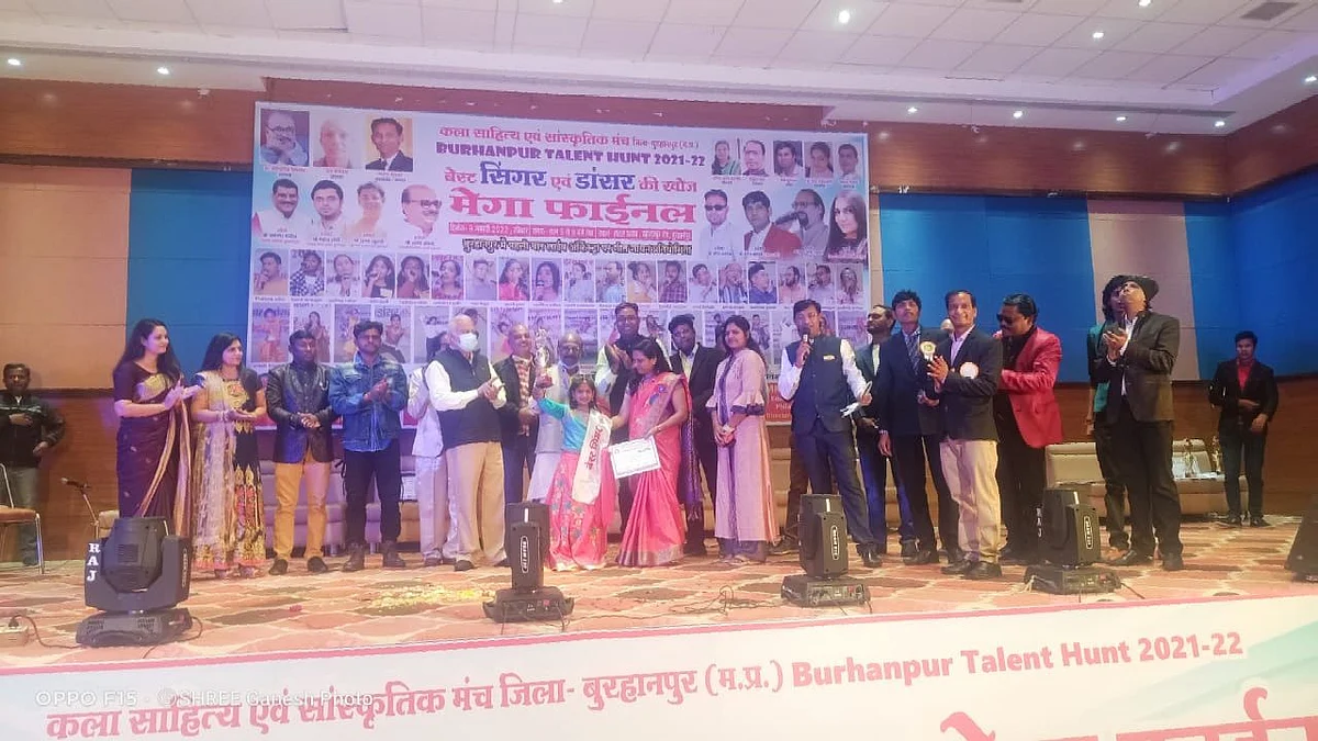 रावेरच्या विधी पाटीलने पटकवला सर्वोत्कृष्ठ गायिकेचा बहुमान