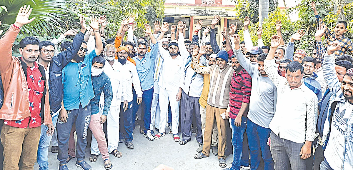 शेतकरी व व्यापार्यांचे बाजार समितीत निदर्शने