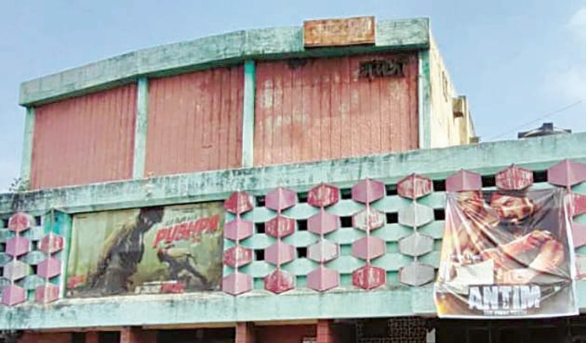 सिनेशौकीनांची चित्रपटगृहात गर्दी