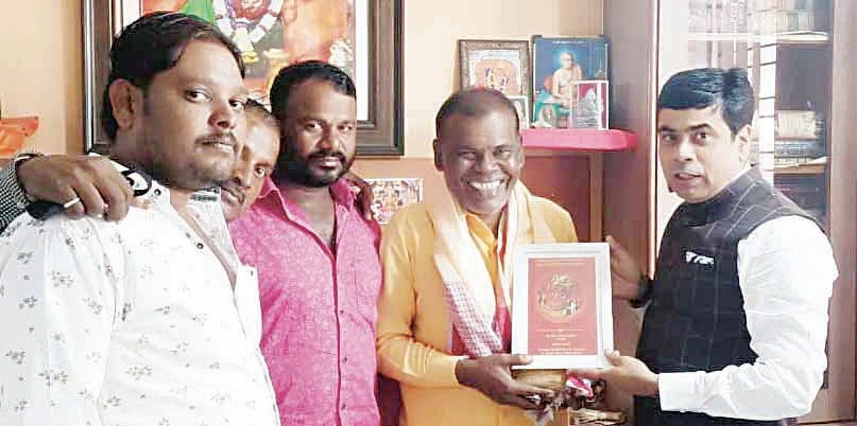 वाहनचालकाचा प्रामाणिकपणा; सोने, रोकड व कागदपत्रे केले परत