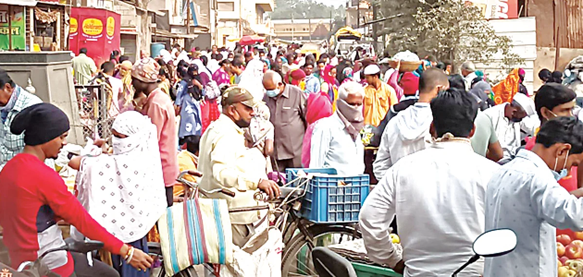 नांदगाव आठवडे बाजारात नियम धाब्यावर