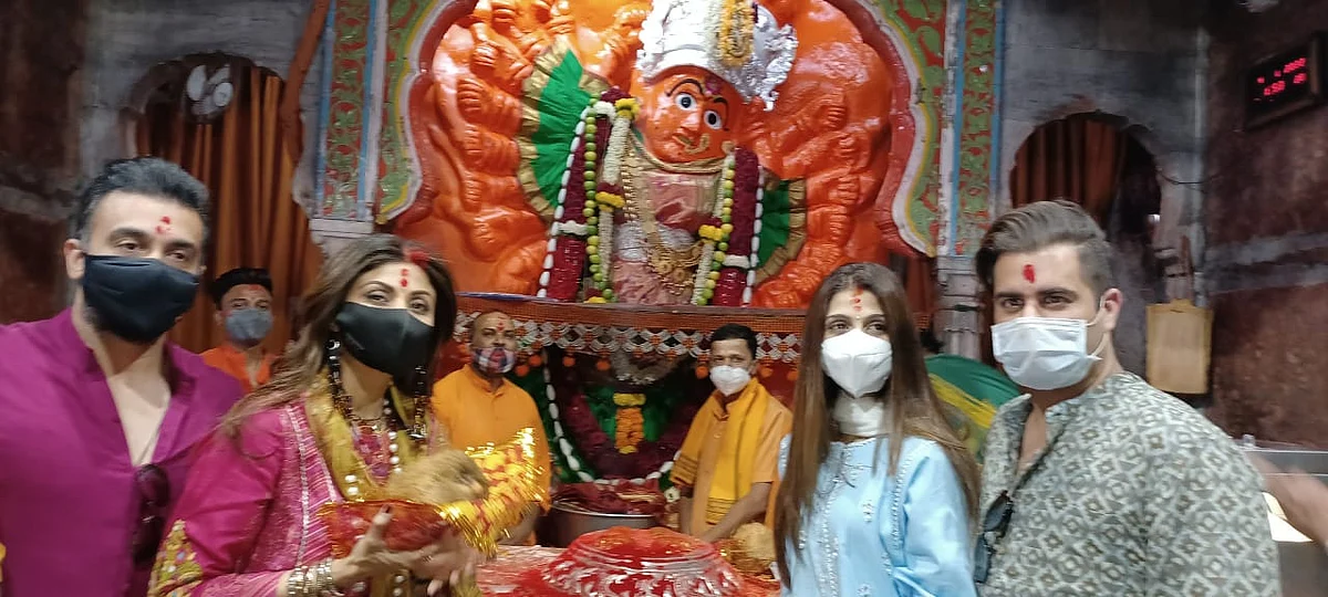 अभिनेत्री शिल्पा शेट्टी, पती राज कुंद्रासह सप्तशृंगीचरणी लिन