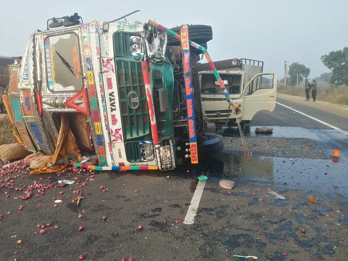 राष्ट्रीय महामार्गावर ट्रकने दिली मिक्सर मशीनला धडक : पाच मजूर जखमी