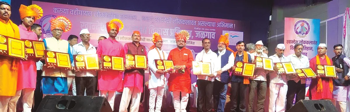 खान्देशी मुख्यमंत्री पदाची स्वप्न पाहणार्यांकडून कलावंतांकडे दुर्लक्ष