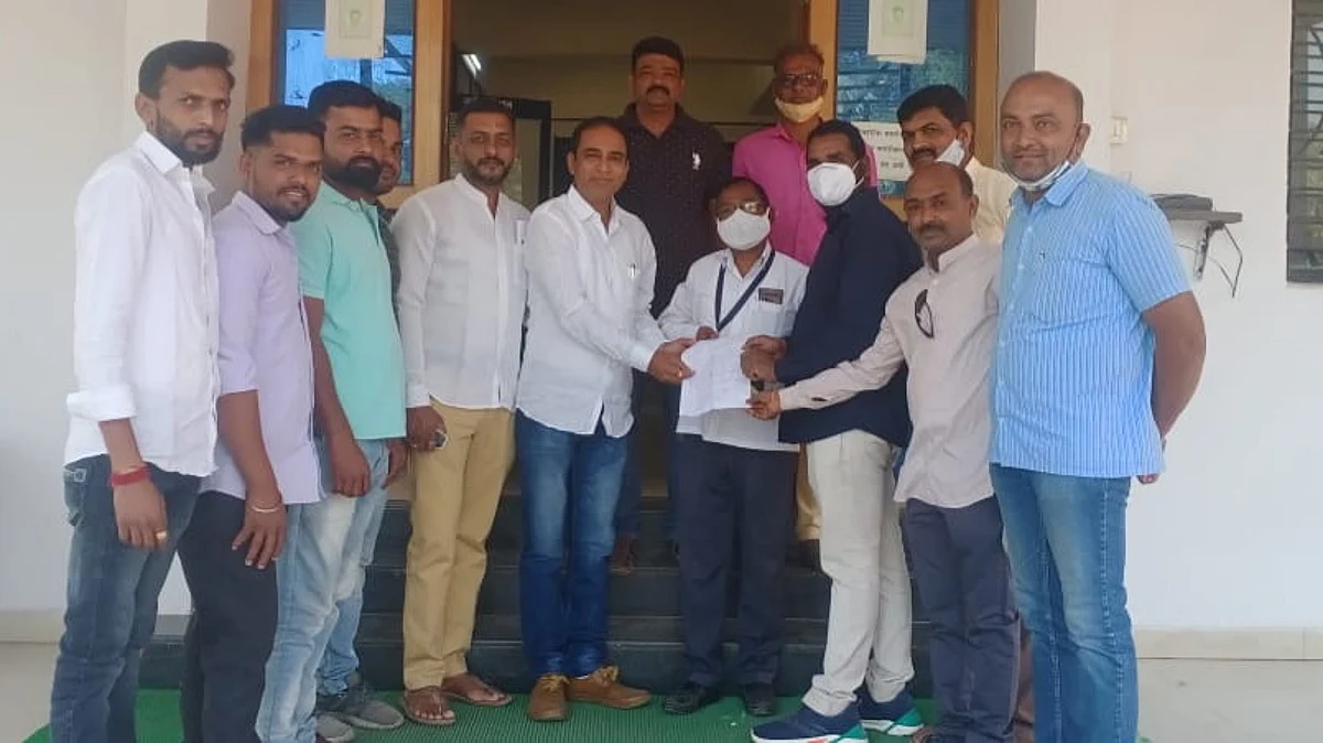 गैरसोय दूर करा अन्यथा रस्त्यावर खड्ड्यात बसून आंदोलन छेडू