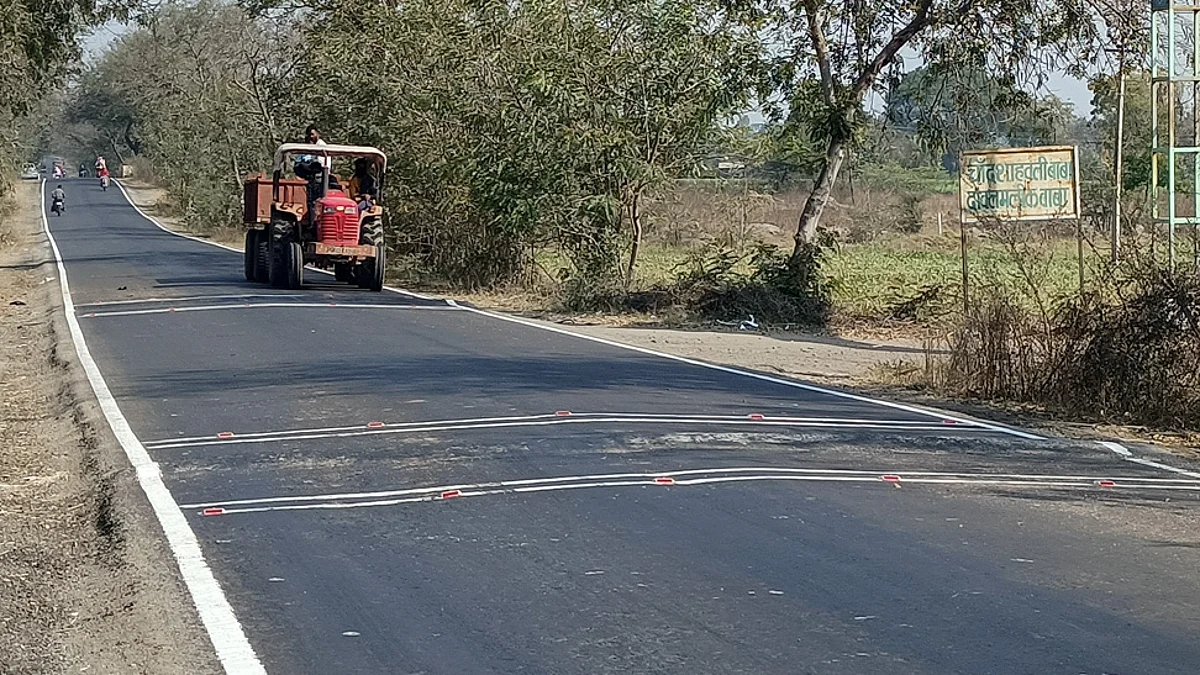 अपघातांच्या ठिकाणी गतिरोधक बसवा: जाधव