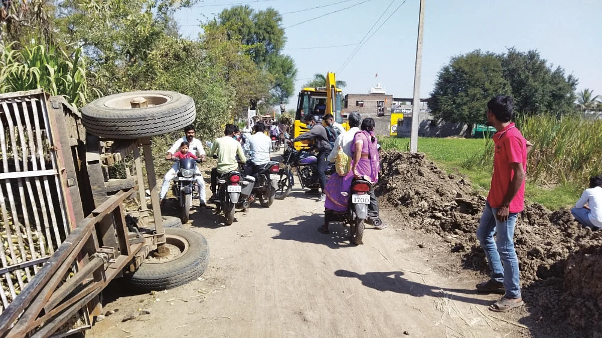 मातीच्या ढिगार्यांमुळे वाहतुकीस अडथळे