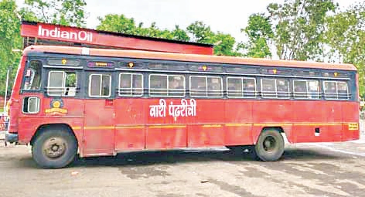 ग्रामिण भागातील नागरिकांंना बस ची प्रतिक्षा
