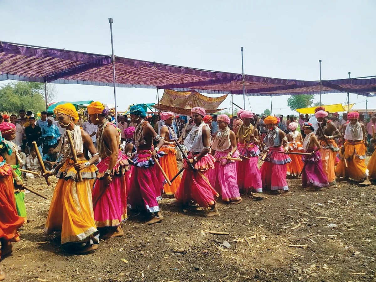 Photos # मोदलपाड्याच्या नवागत आदिवासी तरुण मुलांचे गेर दिंडन नृत्य पाहीले का?