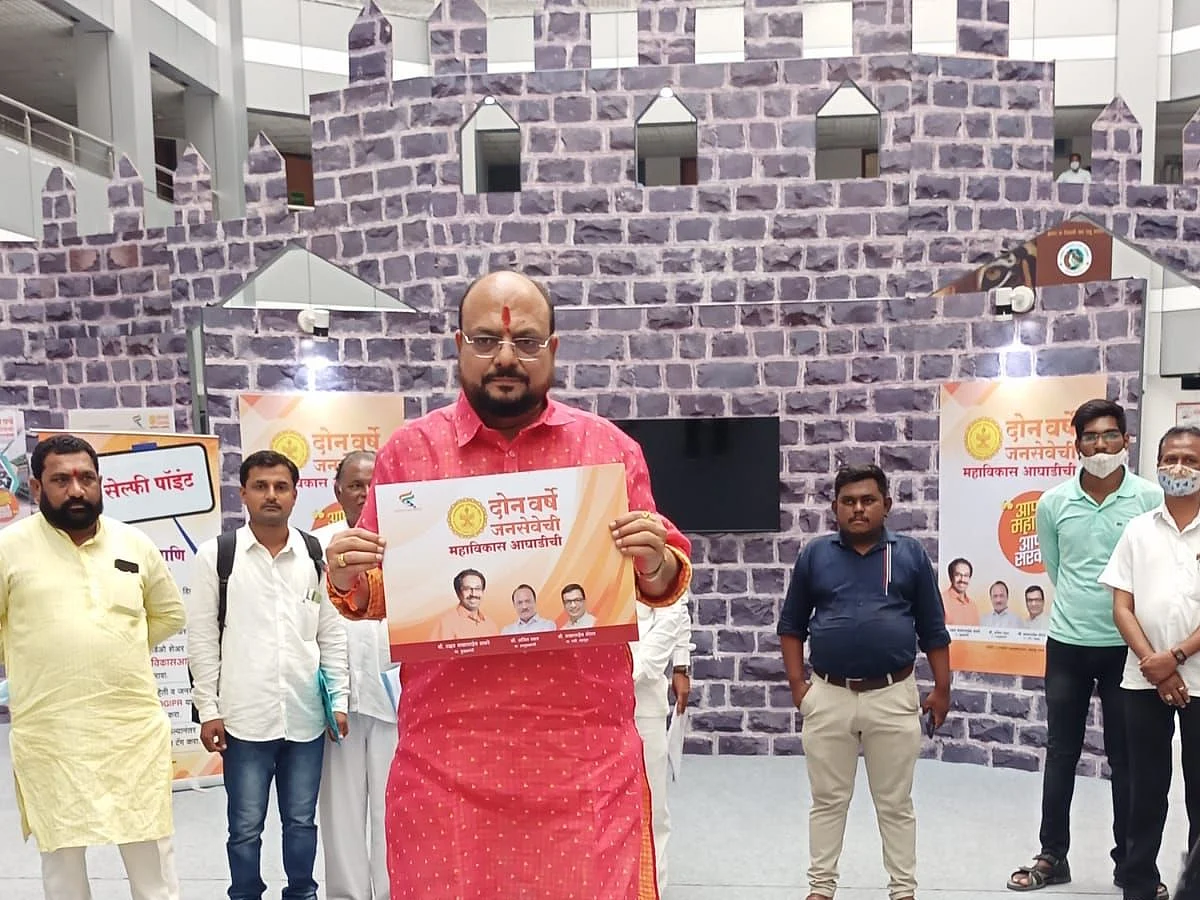 Photo माहिती व जनसंपर्क खात्याच्या चित्रप्रदर्शनाला ना.गुलाबराव पाटील यांची भेट