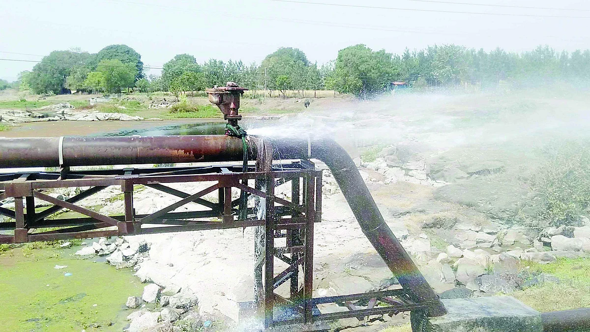 अनेक गावांची तहान भागवणाऱ्या जलवाहिनीस गळती