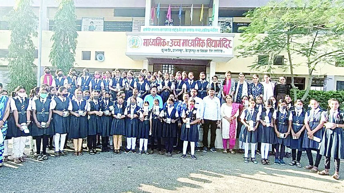 विद्यार्थिनींना सॅनिटरी पॅड वितरण; दर महिन्याला होणार मदत