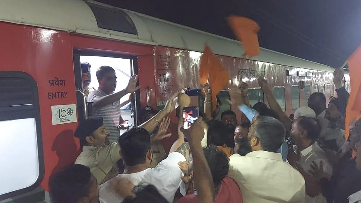 'या'कारणामुळे रेल्वेस्थानकावर सेनेचा राडा