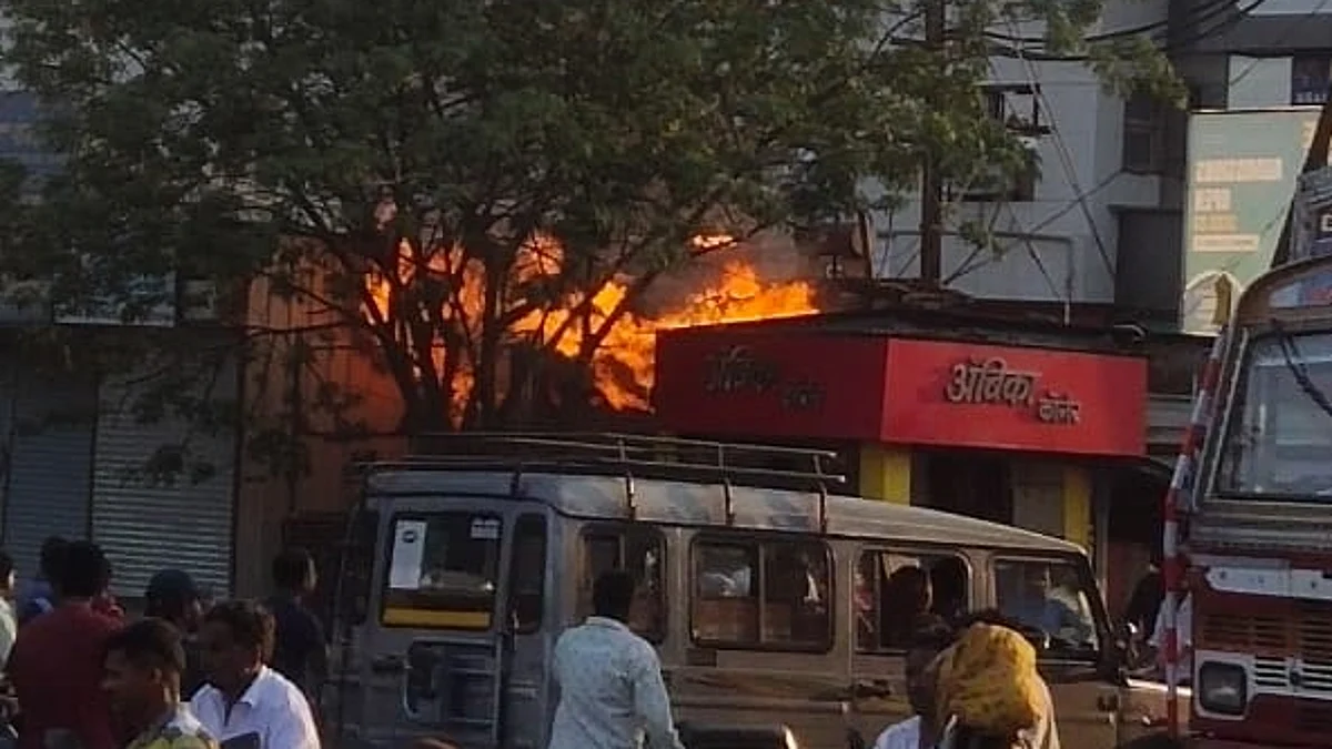 श्रीरामपुरातील वृत्तपत्र विक्रेते पांडे यांच्या दुकानाला आग