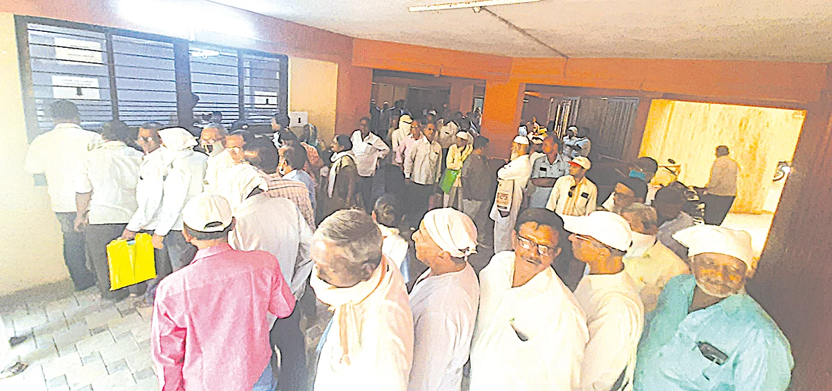 रणरणत्या उन्हात करदात्यांच्या महापालिकेत लागल्या रांगा