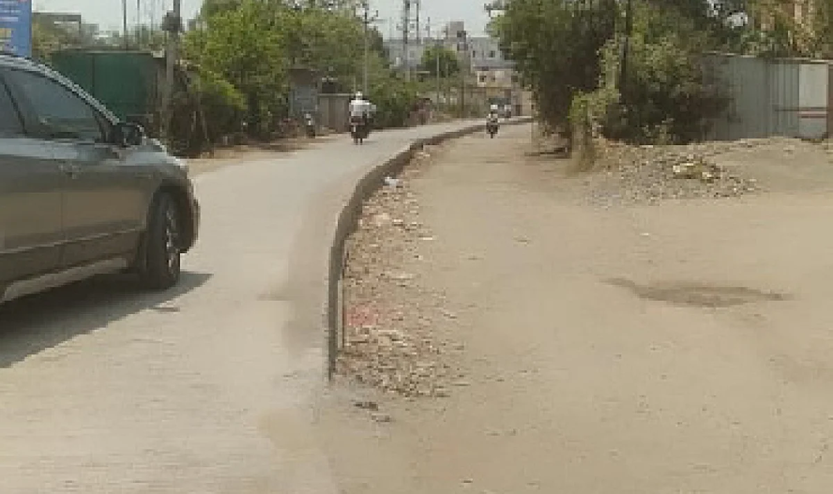 साकुरी जि. प. शाळेसमोरील रस्त्याच्या कामास गती द्या; अन्यथा रास्ता रोका