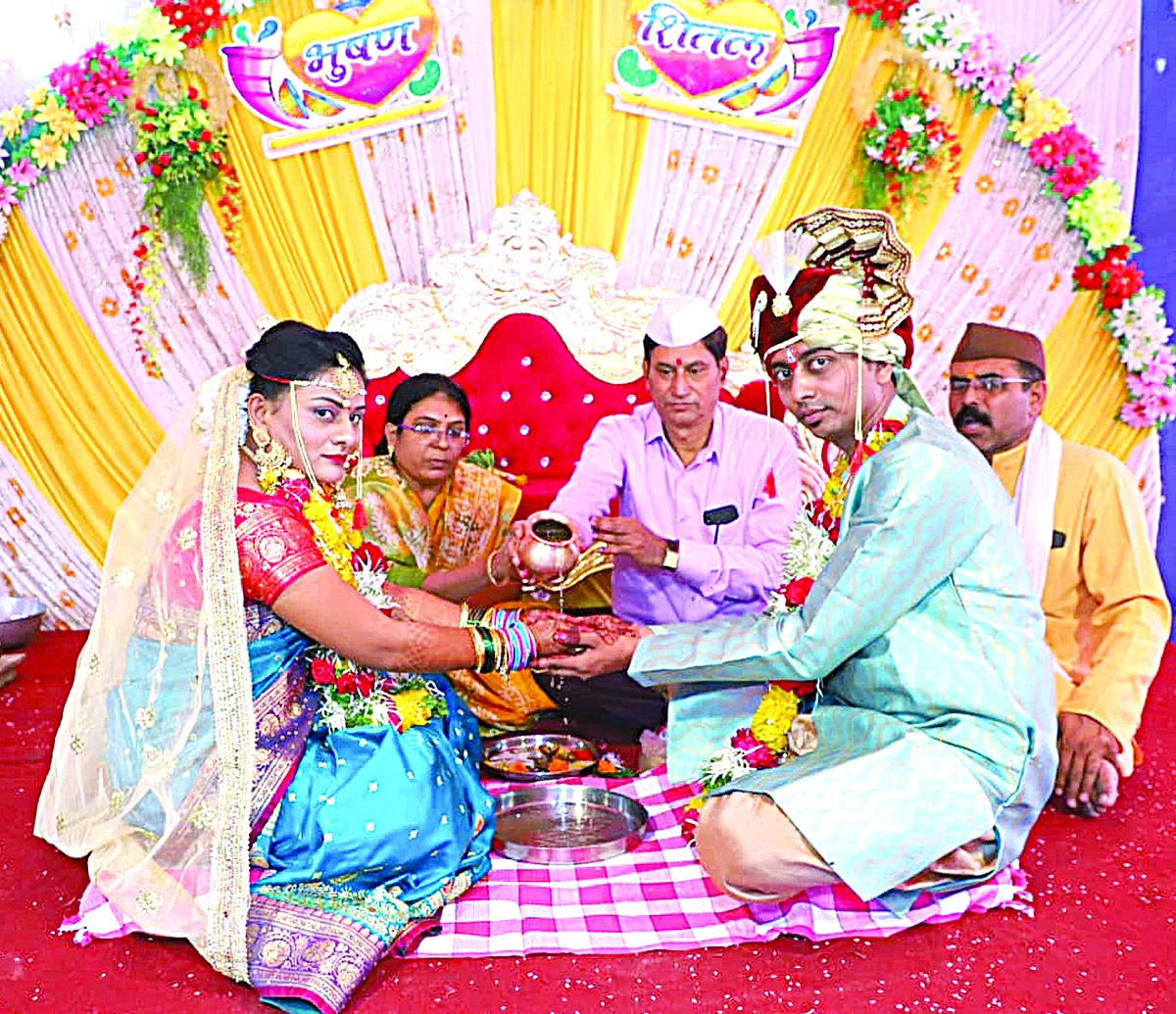 असाही एक आदर्श : सासू सासरा सुनेचे आईबाबा बनतात तेव्हा...