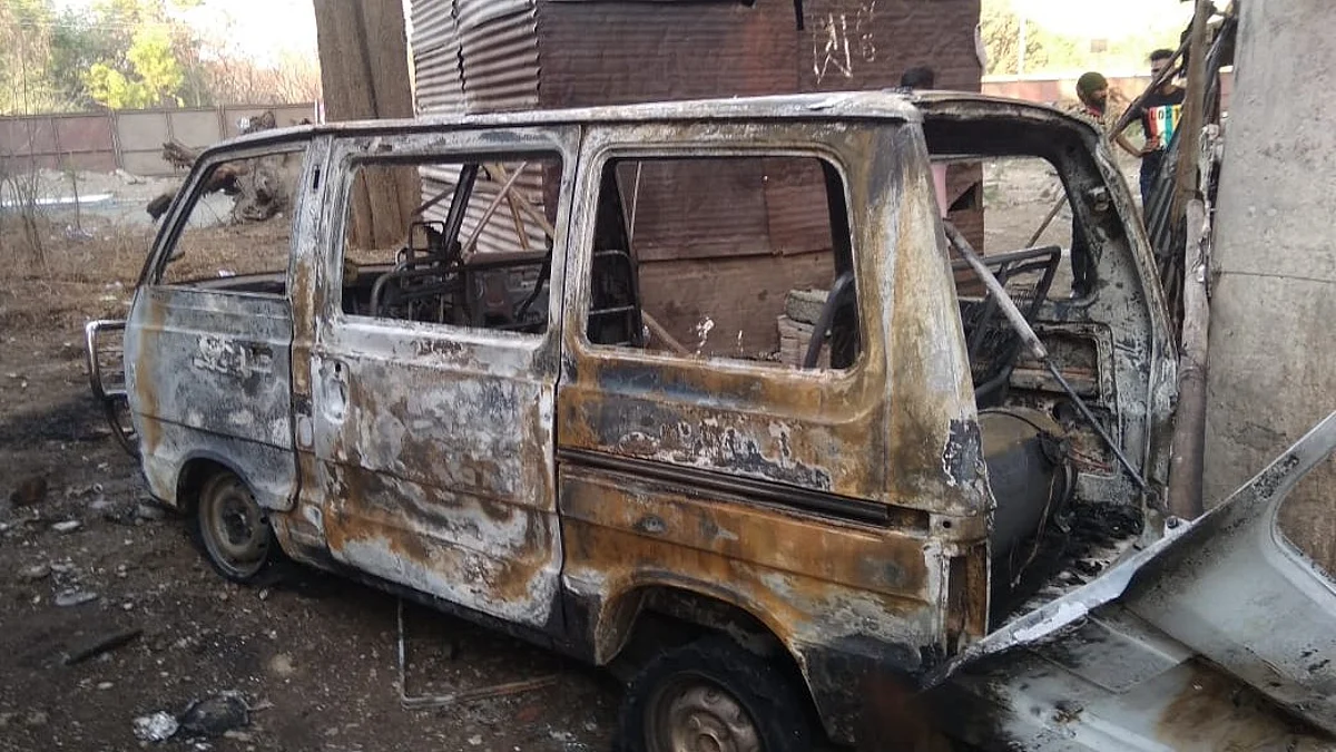 व्हॅनमध्ये गॅस भरताना झाला स्फोट