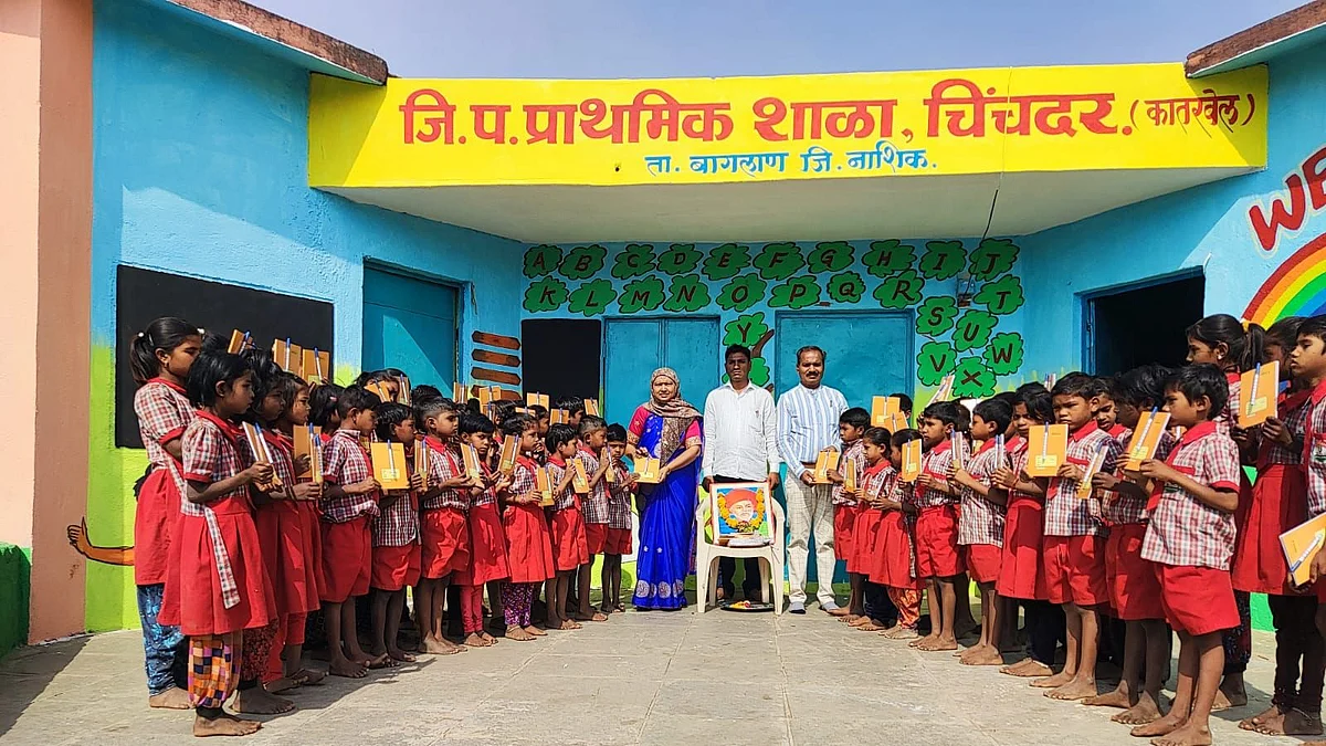 महात्मा जोतिराव फ़ुले यांच्या जयंती निमित्त शैक्षणिक साहित्य वाटप