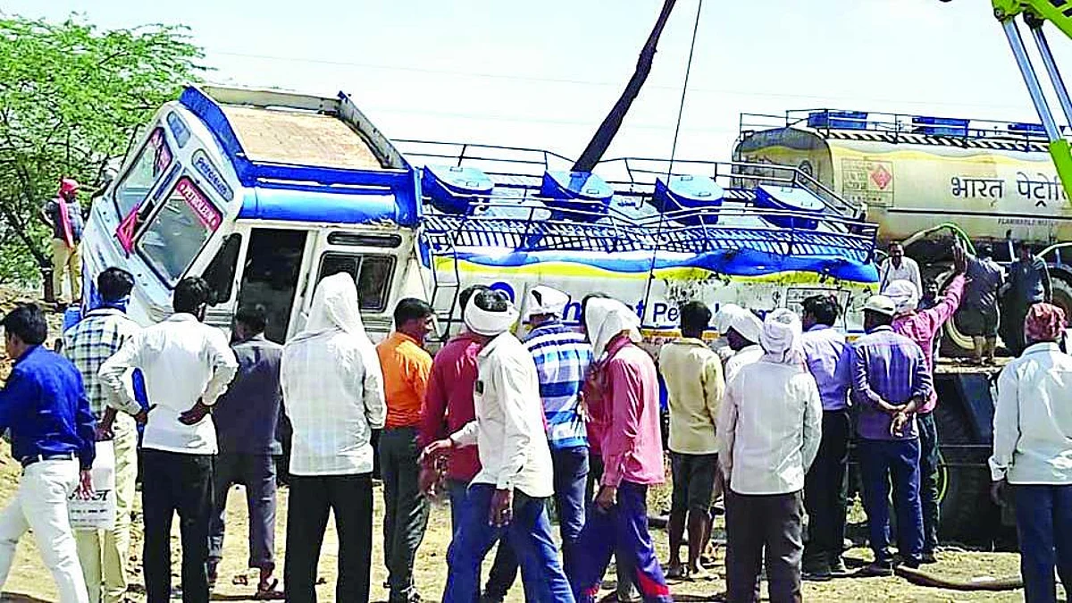 खड्ड्यामुळे पेट्रोल टँकर पलटी