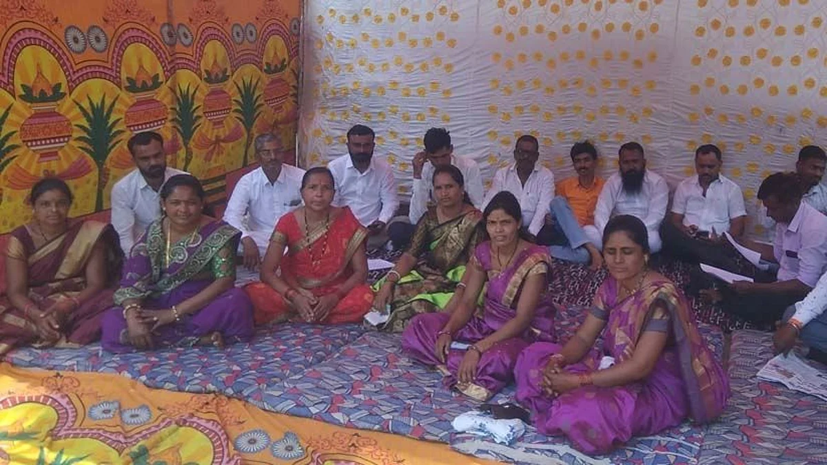 पाण्यासाठी ग्रामस्थांचे उपोषण; दिवसातून दोनवेळा पाण्याची मागणी