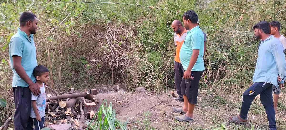 चंदन चोरांची ‘पुष्पा’ स्टाईलने ग्रामस्थांवर दगडफेक