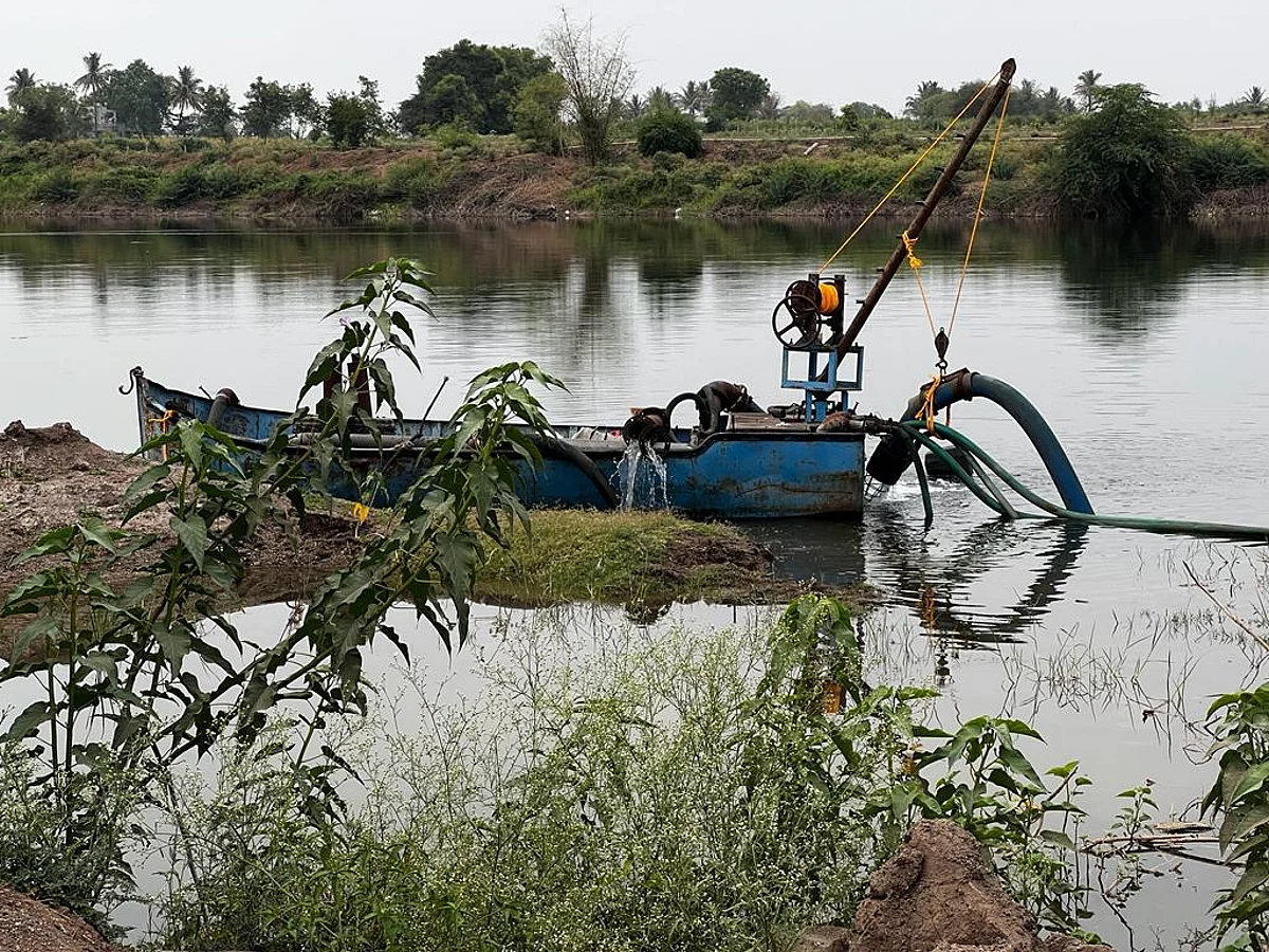 चिंचोलीत प्रवरा नदीपात्रातून बोटीच्या सहाय्याने खुलेआम वाळू उपसा
