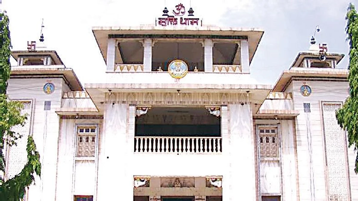 पर्यटकांच्या गर्दीने मुक्तिधाम परिसर गजबजला