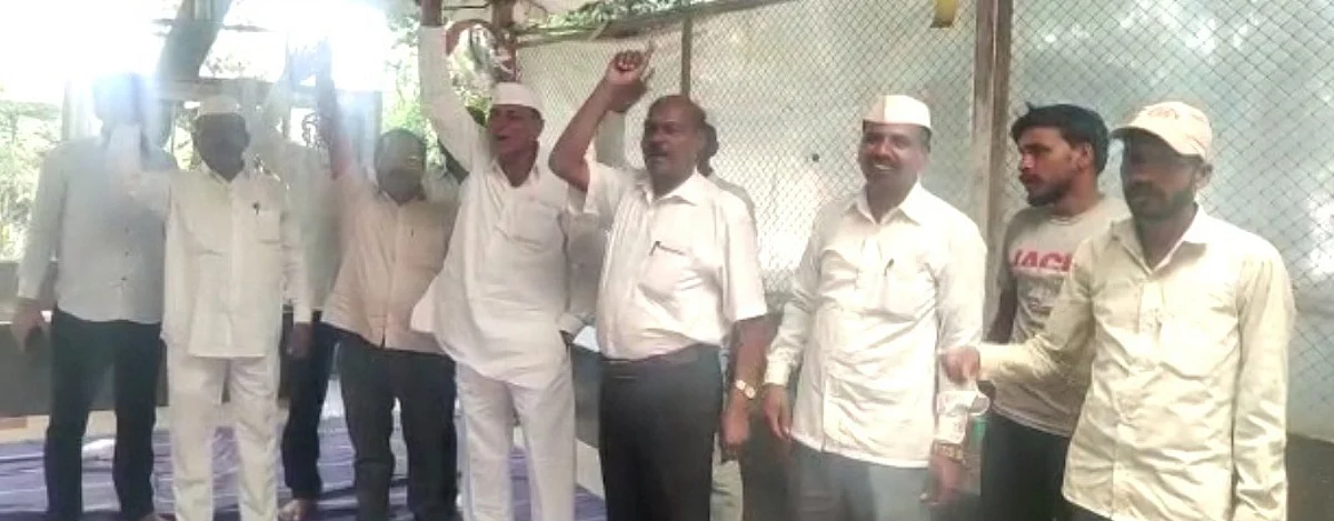 आदिवासी विकास परिषदेच्या वतीने विनय सावंत यांचा निषेध