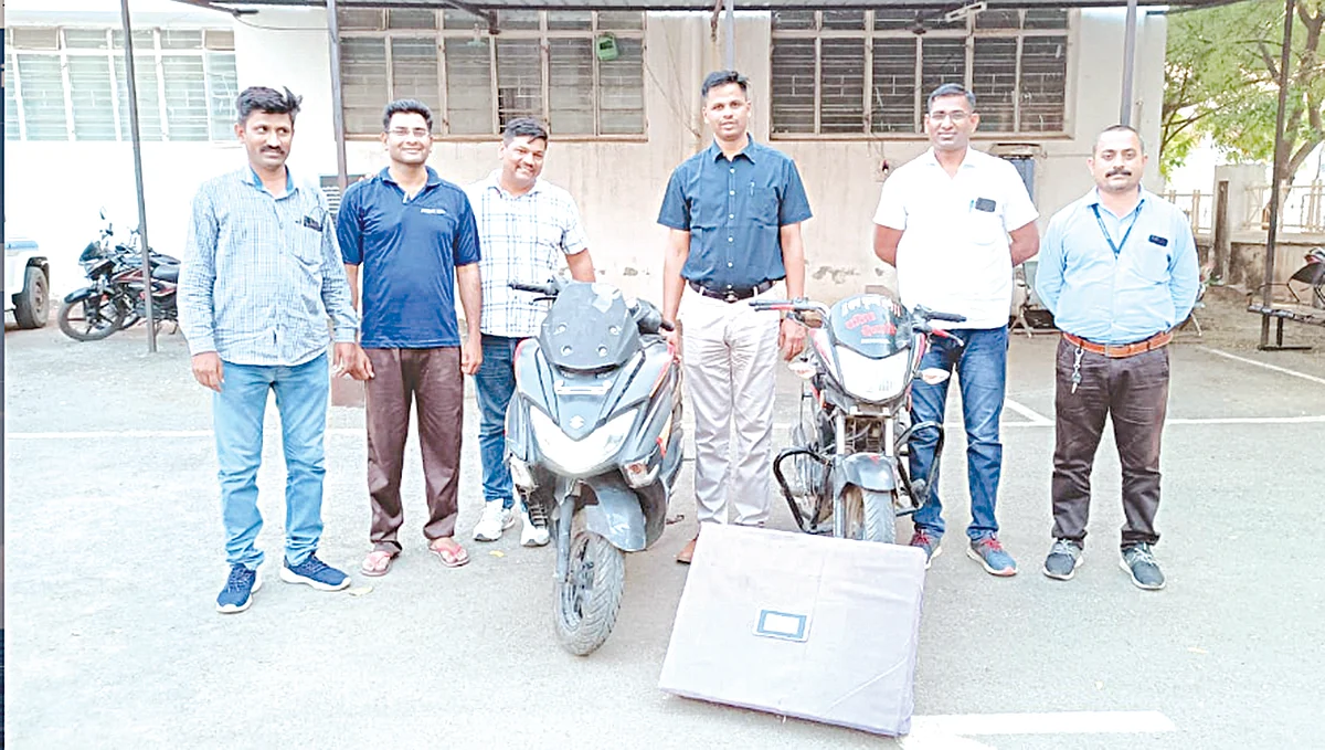 मोटरसायकल व मोबाईल लंपास करणार्या तिघांना अटक