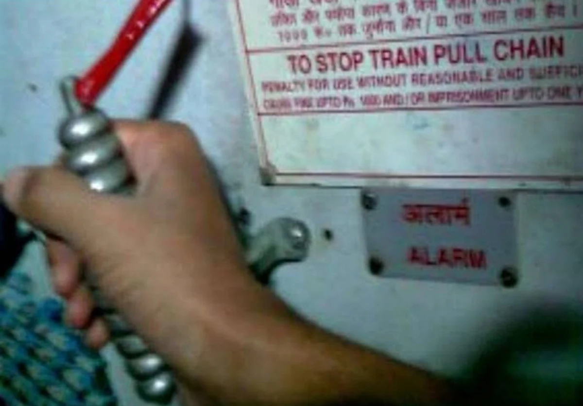 रेल्वे प्रवाशांवर दंडात्मक कारवाई