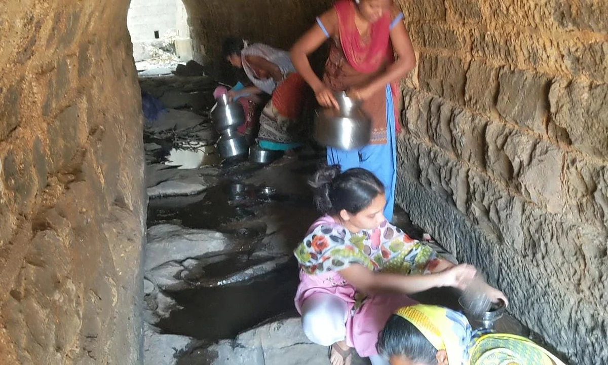 Video : महाराष्ट्राच्या चेरापुंजीत पाण्यासाठी दाही दिशा; दोन किमीवरील रेल्वे बोगद्यातून झिरपणाऱ्या पाण्यावर आहे भिस्त....