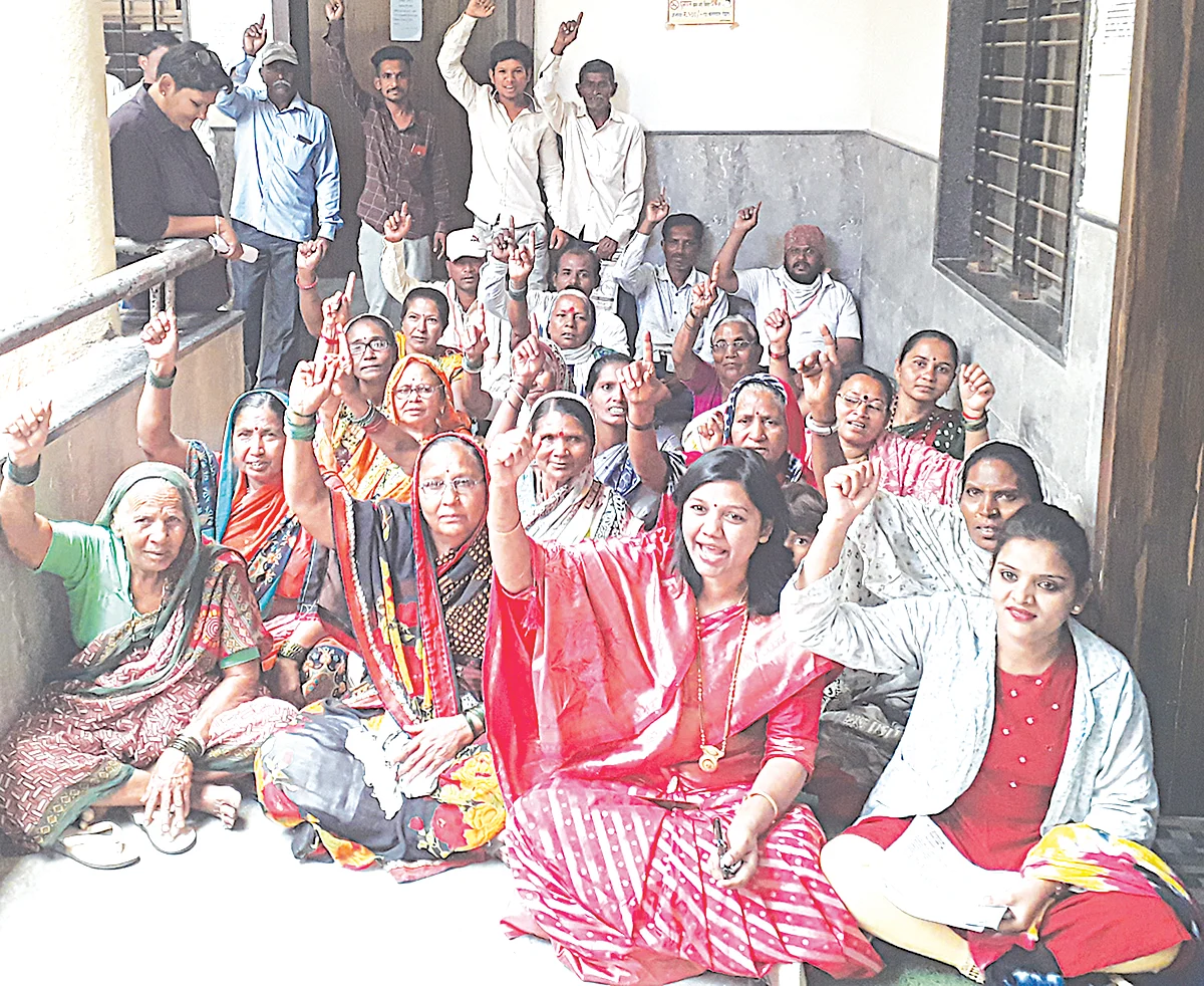 महापालिकेत महिलांचा ठिय्या